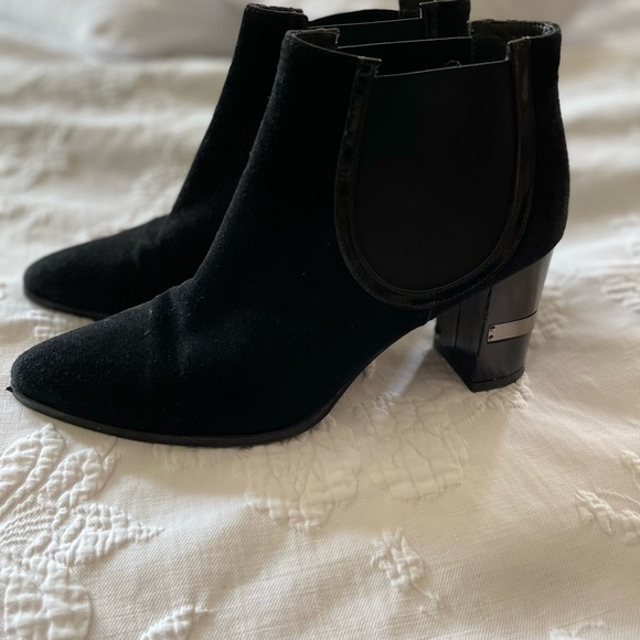 Stuart Weitzman black suede booties size 8.5 - Picture 3 of 5